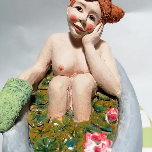 La Petite Baigneuse Rousse avec son gant de toilette au milieu des nénuphars By Sandrine De Zorzi