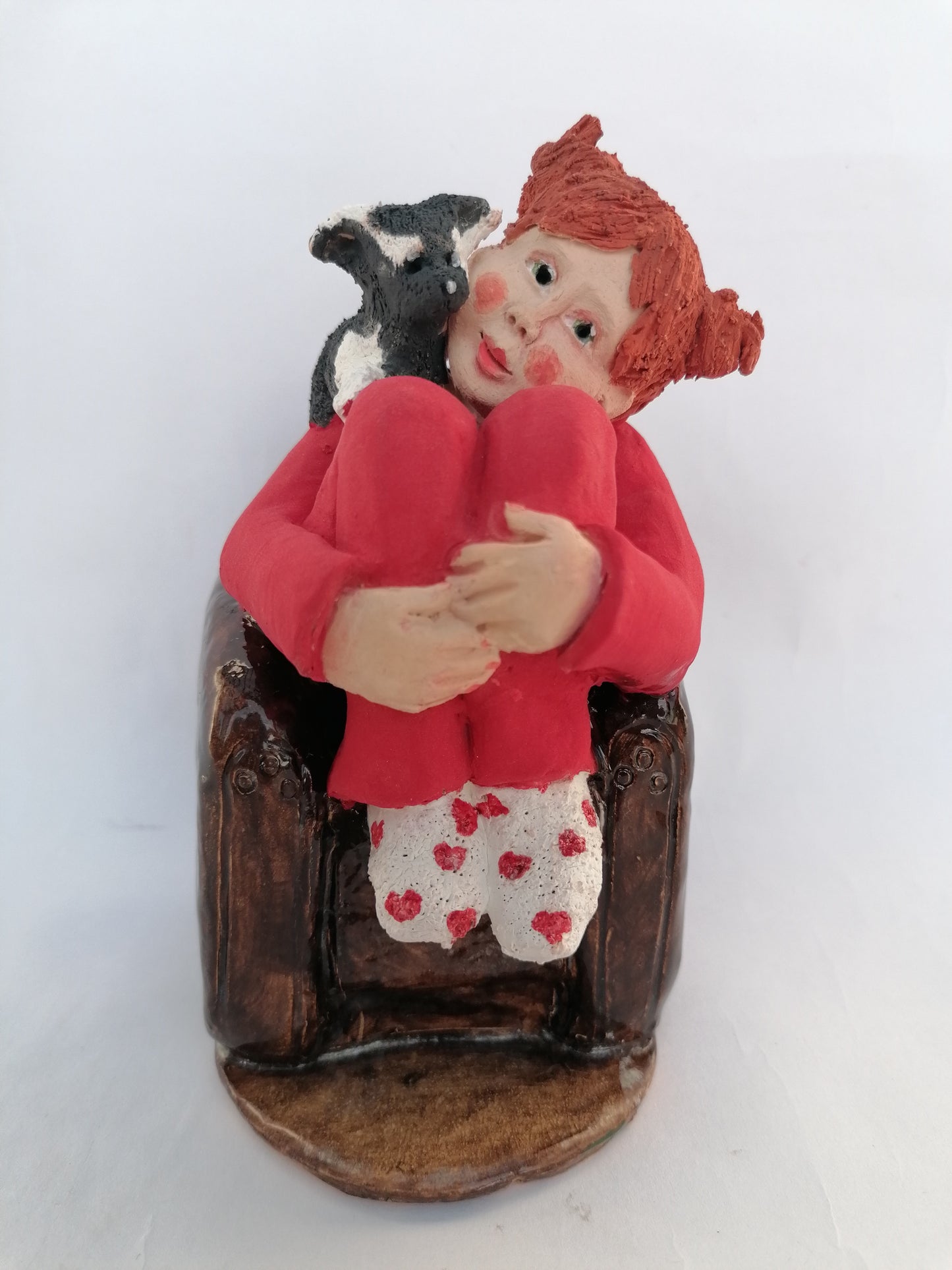 La Petite Baigneuse Rousse dans son pyjama framboise recroquevillée dans son fauteuil By Sandrine De Zorzi