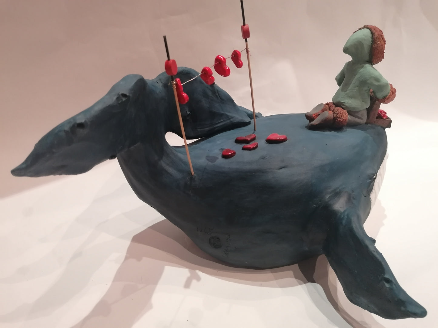 Baleine avec le petit esquimau qui distribue de l'amour By Sandrine De Zorzi