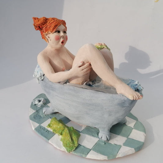 Sculpture artisanale colorée en grès avec couleurs en engobes  Baigneuse Rousse dans une baignoire vintage sur un carrelage en damier  Pièces unique 1/1  Dimension: 22x15.5x17 (Longueur x Largeur x Hauteur)  Poids: 1,950Kg  Made In France - Fabriqué en France  By Sandrine De Zorzi   