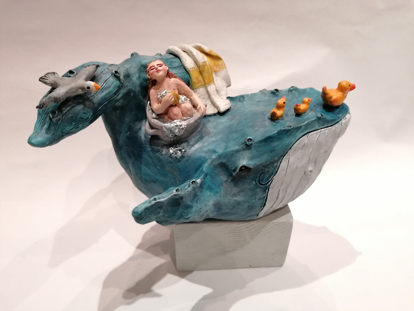 Baleine avec la petite baigneuse dans sa bassine et les canards By Sandrine De Zorzi