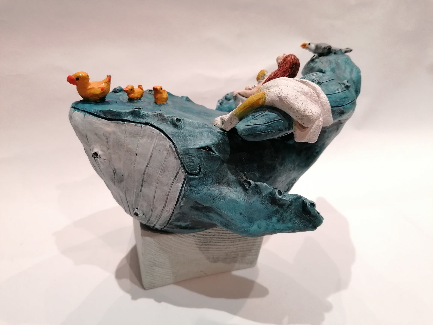 Baleine avec la petite baigneuse dans sa bassine et les canards By Sandrine De Zorzi