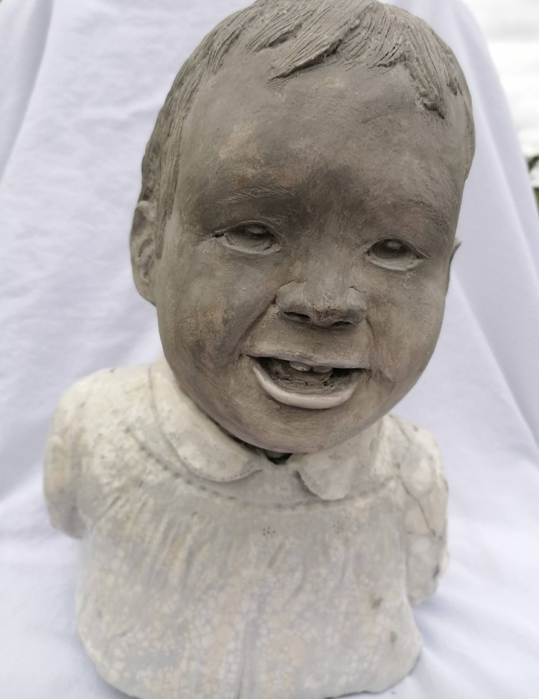 Buste de l'enfant Adelaïde effet pierre avec sa robe émaillée by Sandrine De Zorzi