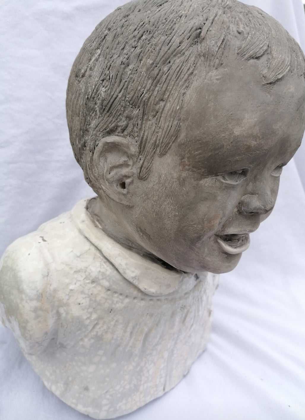 Buste de l'enfant Adelaïde effet pierre avec sa robe émaillée by Sandrine De Zorzi